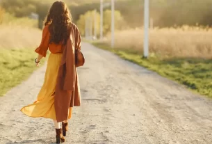 ulher caminhando sozinha rumo a um novo começo após sair de um relacionamento tóxico.