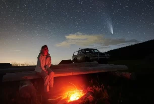 Mulher conectada ao portal 11:11, manifestando intenções sob energia espiritual elevada.
