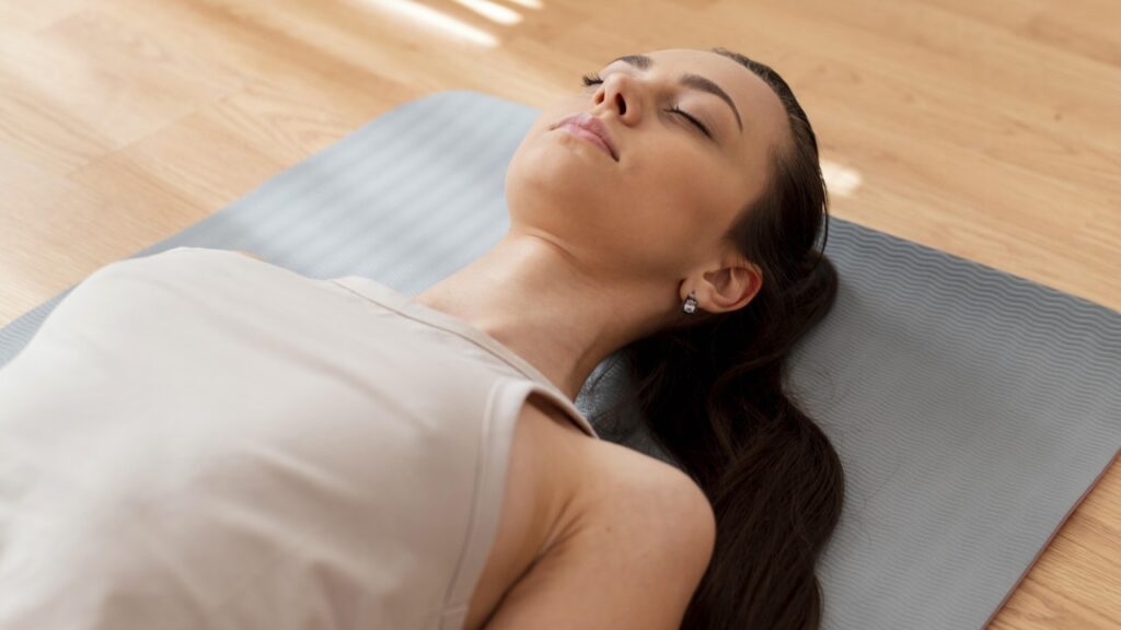 ulher recebendo Reiki à distância com conexão energética.