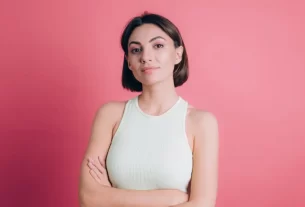 limites saudáveis Mulher confiante de braços cruzados representando a força de dizer "não" com amor.