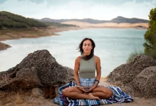 Meditação avançada ao ar livre, conectando corpo e alma”
