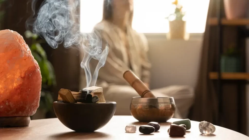 mulher meditando ,com incensos e velas