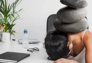 burnout e preguiça . como indentificar , mulher sentada com um pilha de pedras nas costas