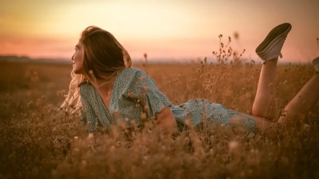 conectada com seu corpo e natureza, representando o prazer feminino sem culpa