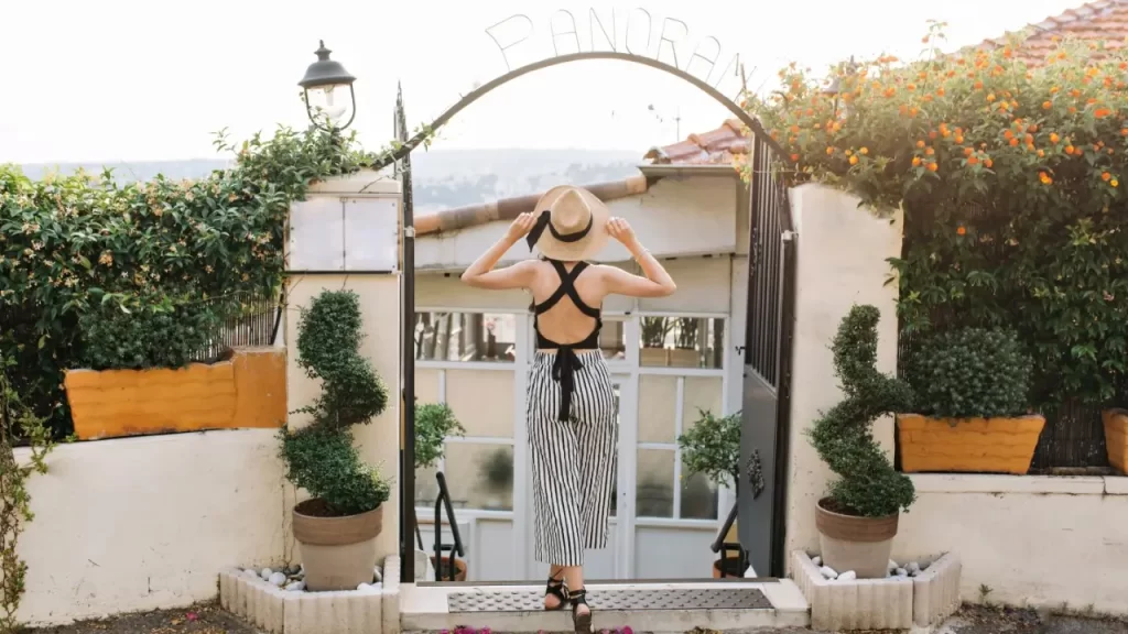 mulher de frente a uma escada de uma linda casa