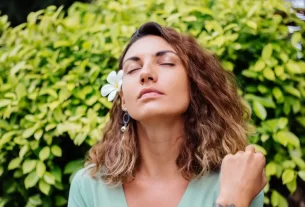 Mulher praticando presença plena para reconectar-se com sua essência além da dopamina. na nação dopamina