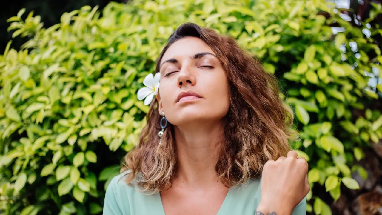 Mulher praticando presença plena para reconectar-se com sua essência além da dopamina. na nação dopamina