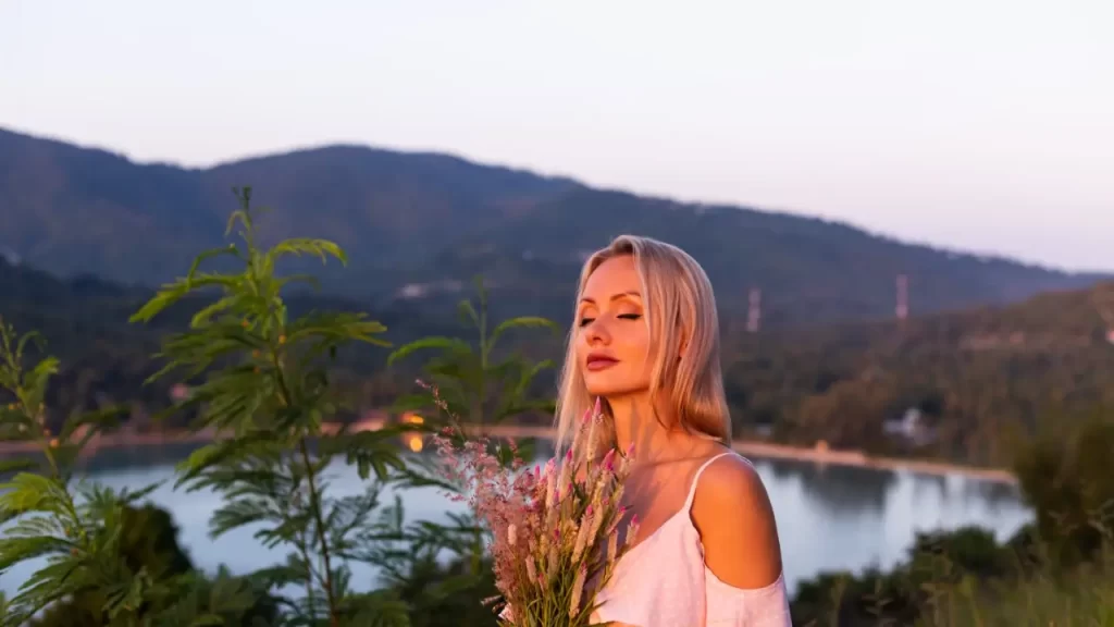 espiritualidade e religiosidade. Mãos femininas em oração representando religiosidade e fé