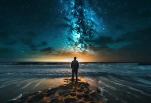 Mulher conectada ao universo estudando as Leis Herméticas do Caibalion.