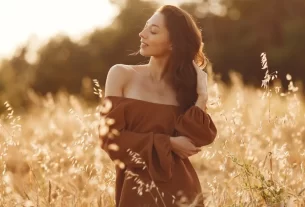 Mulher em conexão com seu corpo e prazer sem culpa