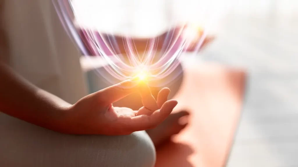 Aplicação de Reiki para limpar energia da casa com cristais