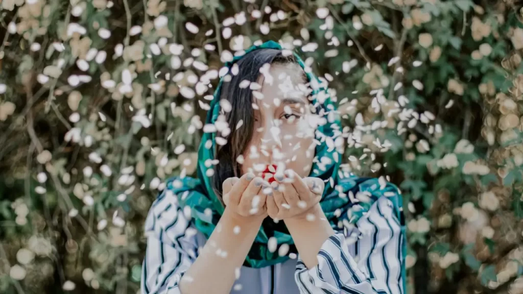 “Mulher em meditação tocando o coração, representando o perdão como ato de autocuidado.”