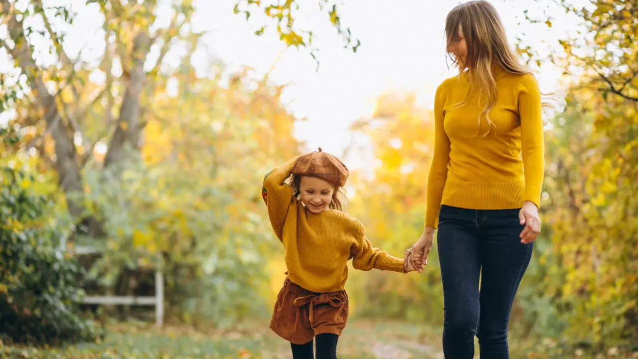 mulher e uma menina andando em um bosque , representando a integração com Permission Slip e Criança Interior