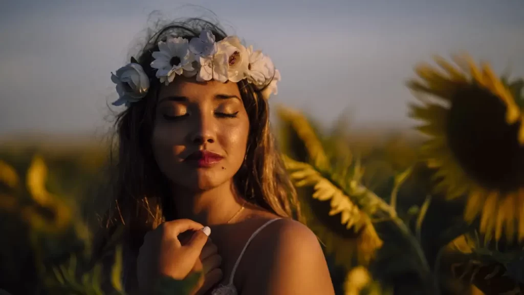 Pessoa sorrindo suavemente após aplicar o Método Japonês de 5 Minutos Que Elimina o Estresse Instantaneamente e sentir alívio imediato.