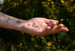 Alt Text: Mulher praticando o Método Japonês de 5 Minutos Que Elimina o Estresse Instantaneamente com respiração profunda e postura zen.