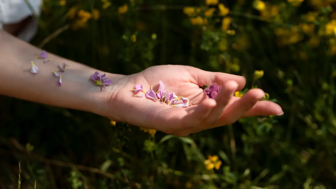 Alt Text: Mulher praticando o Método Japonês de 5 Minutos Que Elimina o Estresse Instantaneamente com respiração profunda e postura zen.