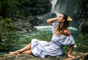 mulher sentada a beira da cachoeira sentindo reconexão com o Sagrado Feminino: A Memória da Alma