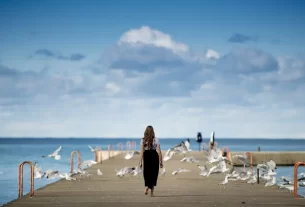 Libertação emocional simbolizada por caminhada rumo à luz com auxílio da PNL