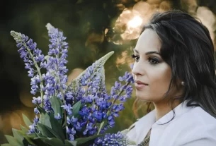 o que te torna mais forte, mulher sentada em um campo de lavanda