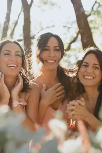 círculo de mulheres unidas em conexão e alegria durante encontro ao ar livre transforme sua vida