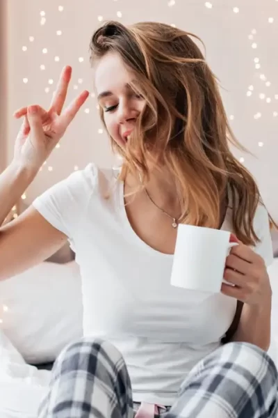 Mulher descansando profundamente, exemplo de como dormir melhor e acordar revitalizada