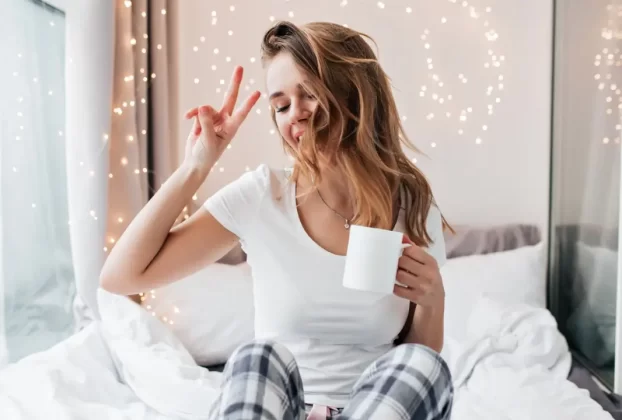 Mulher descansando profundamente, exemplo de como dormir melhor e acordar revitalizada