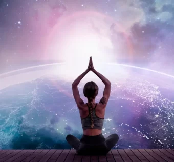 Mulher meditando sob um céu estrelado, simbolizando experiências místicas e conexão cósmica.