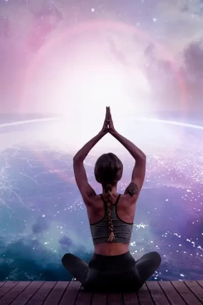 Mulher meditando sob um céu estrelado, simbolizando experiências místicas e conexão cósmica.