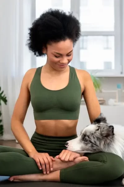 Mulher meditando ao lado de seu cão, representando a conexão espiritual entre pets e humanos. pets e espiritualidade: curadores guardiões