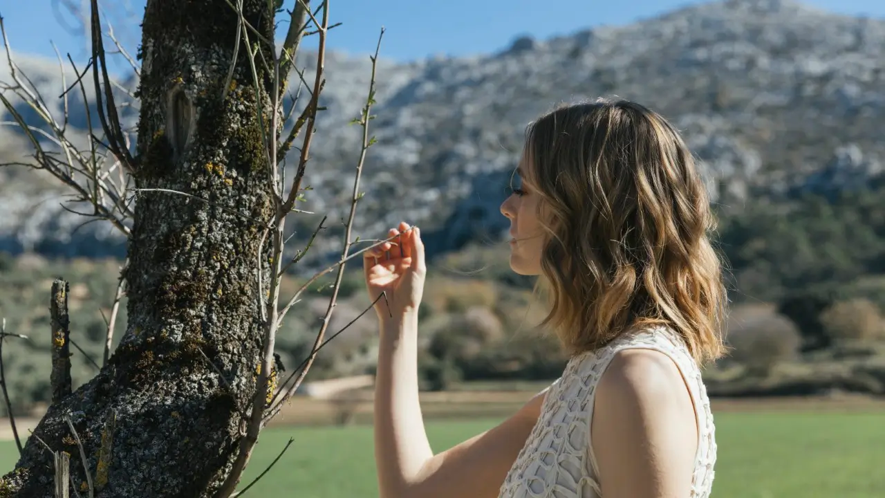 mulher contemplando natureza simbolizando cura com hipnose