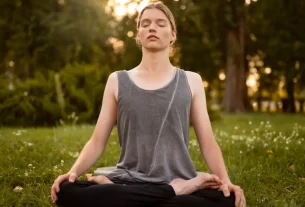 Mulher praticando técnicas de cura energética para iniciantes ao amanhecer, com luz dourada simbolizando equilíbrio e paz interior.
