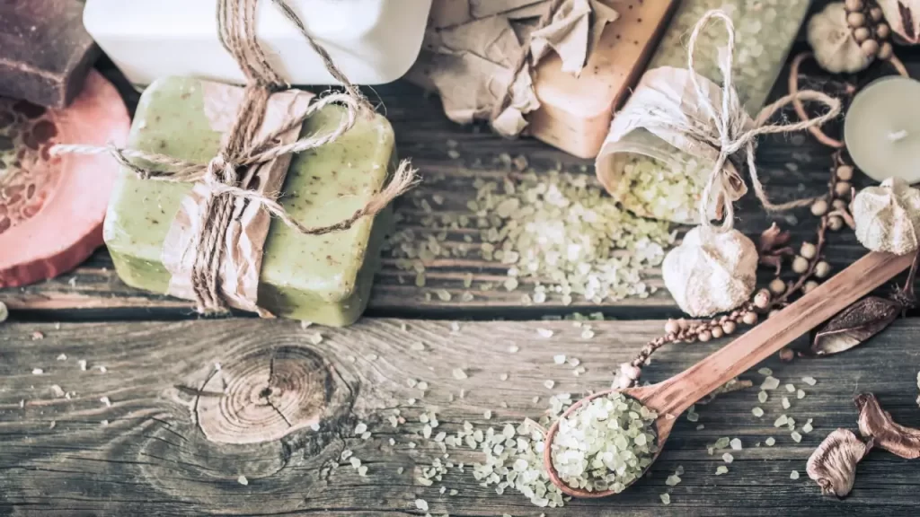 mesa com ervas diversas para banho relaxante com ervas