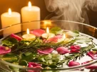 Banho energético com ervas em bacia de vidro com pétalas de rosa e ramos de alecrim, luz suave, velas acesas, ritual espiritual de limpeza e autocuidado.