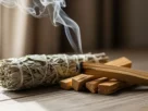 Ritual de limpeza energética com Palo Santo e Sálvia Branca para limpeza proteção espiritual.